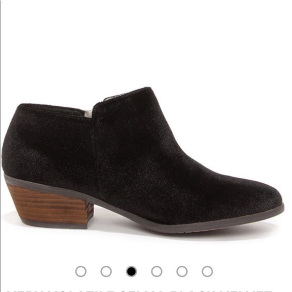 Very Volatile Black Velvet Ankle Boots Booties Sz 7.5 - Picture 3 of 11